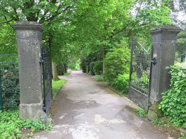 binary comment hueckeswagen friedhof eingang